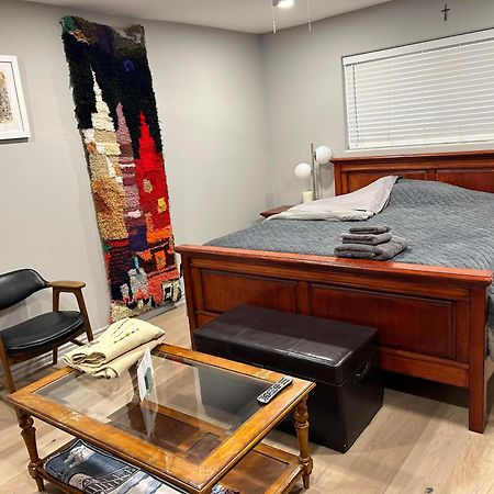 A Luxury Master Bedroom In A Condo Los Ángeles Exterior foto