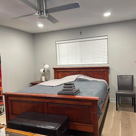 A Luxury Master Bedroom In A Condo Los Ángeles Exterior foto